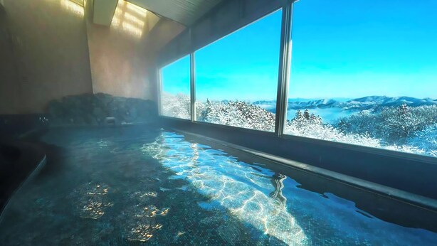 A hot spring room with a view of snow-covered mountains. - Ikoinomura Heritage Minoyama (Minano)