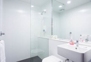 Family Room, Non Smoking | Bathroom | Shower, hair dryer, towels - Buller Central (Mount Buller)