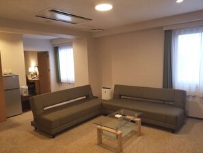Living room - Fukuoka Arty Inn (Fukuoka)