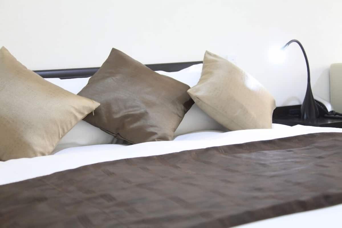 premium queen room, all rooms non smoking | desk, blackout curtains, free wifi, bed sheets