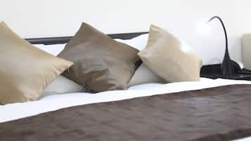 Escritorio, cortinas blackout, wifi gratis y ropa de cama