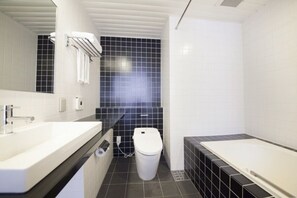 Duschwanne, kostenlose Toilettenartikel, Haartrockner, Bademäntel