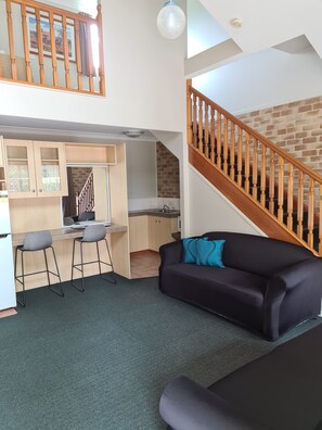 LCD TV, DVD player - Country Gardens Motor Inn Toowoomba (South Toowoomba)