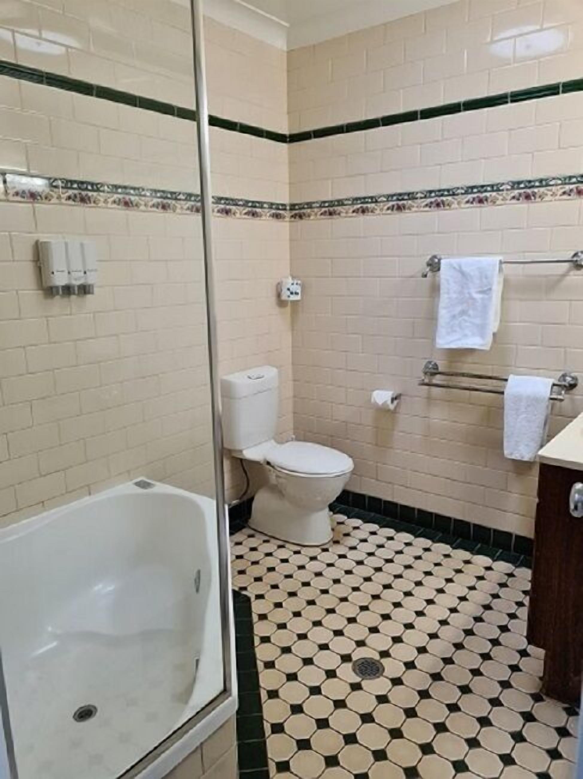 Deluxe Suite | Bathroom