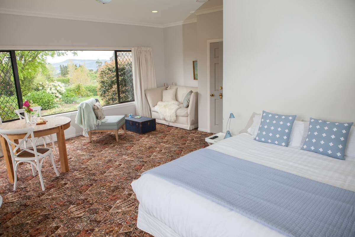 Comfort-Studio | Schreibtisch, Bügeleisen/Bügelbrett, kostenlose Babybetten