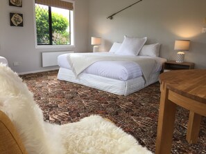 Junior Suite, Accessible | Meja, seterika/papan seterika, katil bayi/kot (percuma)