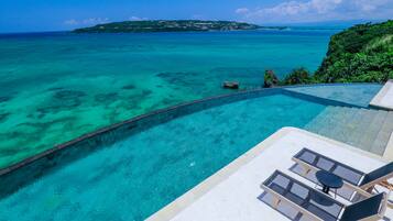 Kauden mukainen ulkouima-allas