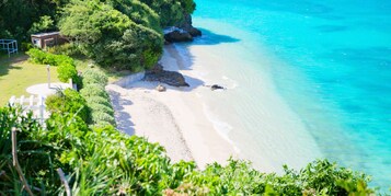 Plage privée, sable blanc, parasols, serviettes de plage