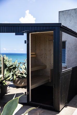 Villa Premium, para no fumadores (with private sauna) | Amenidades de baño | Tina y regadera independientes y tina profunda 