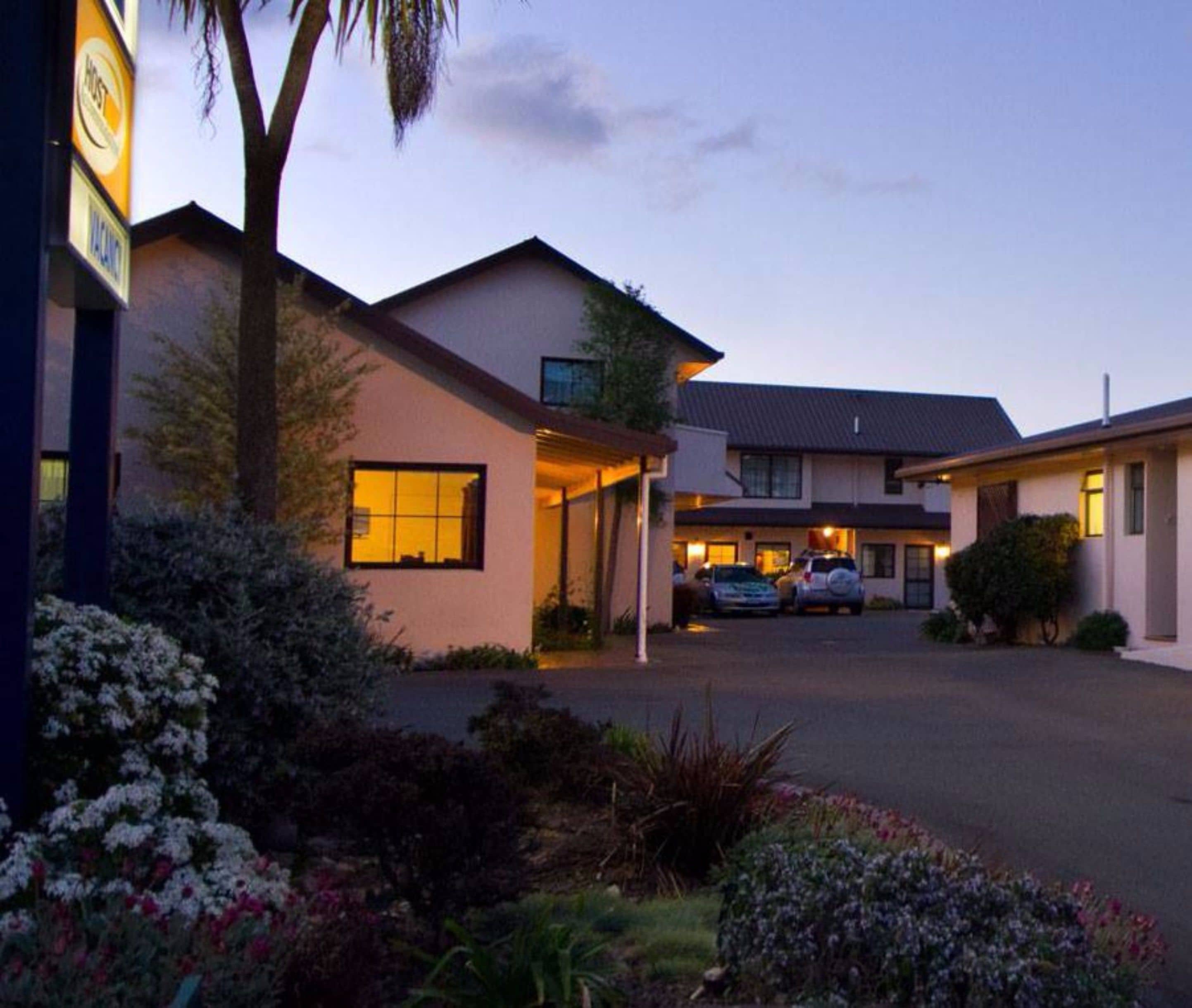 住宿正面 - 傍晚/夜晚