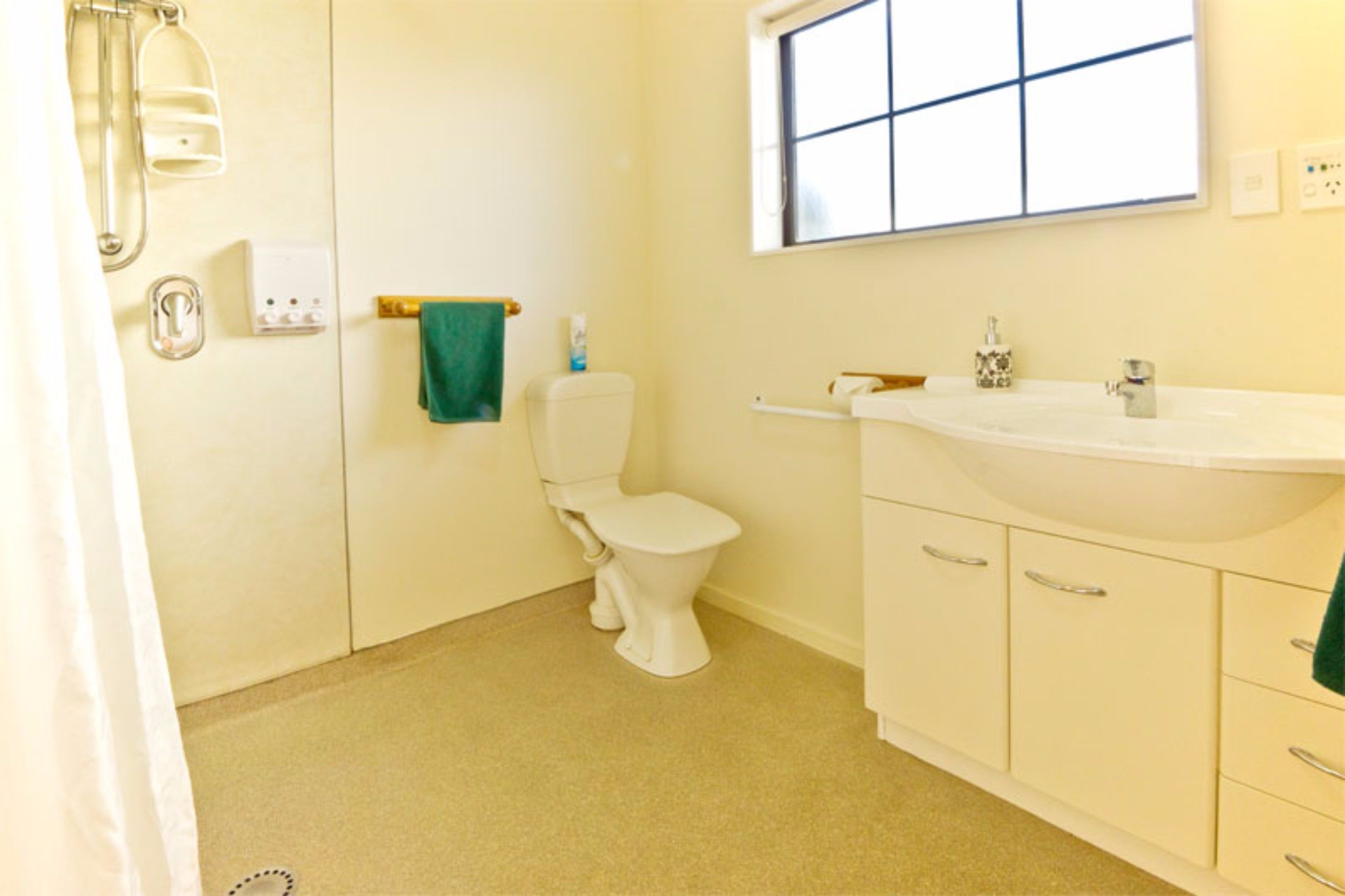 Un baño con inodoro, lavabo y ducha.