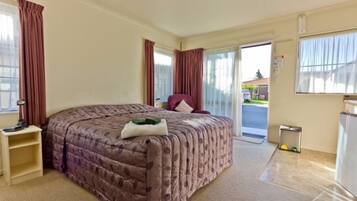 Premium bedding, in-room safe, iron/ironing board, free WiFi