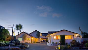 Bagian depan properti - sore/malam