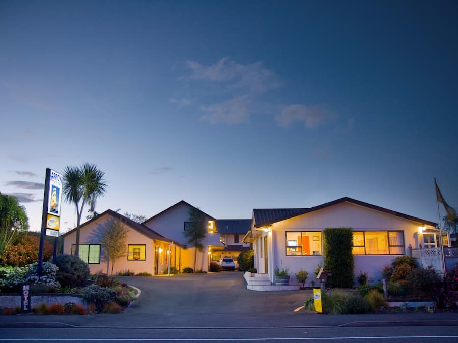 Voorkant accommodatie - avond/nacht