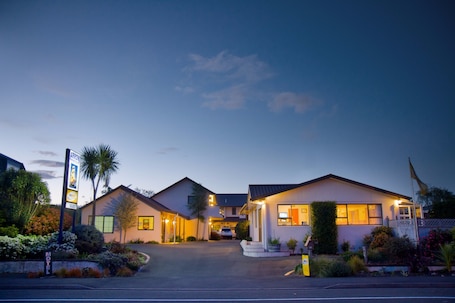 Fachada de la propiedad por la tarde o noche