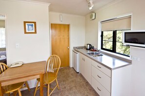 Apartment, 1 Bedroom, Balcony (Room 811 or 812) | Private kitchenette | Fridge, microwave, coffee/tea maker, electric kettle - Arrow Motel Apartments (Nelson)