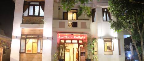 Depan hartanah - siang/malam