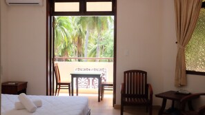 双人房, 阳台 | 迷你吧、客房内保险箱、办公桌、遮光窗帘