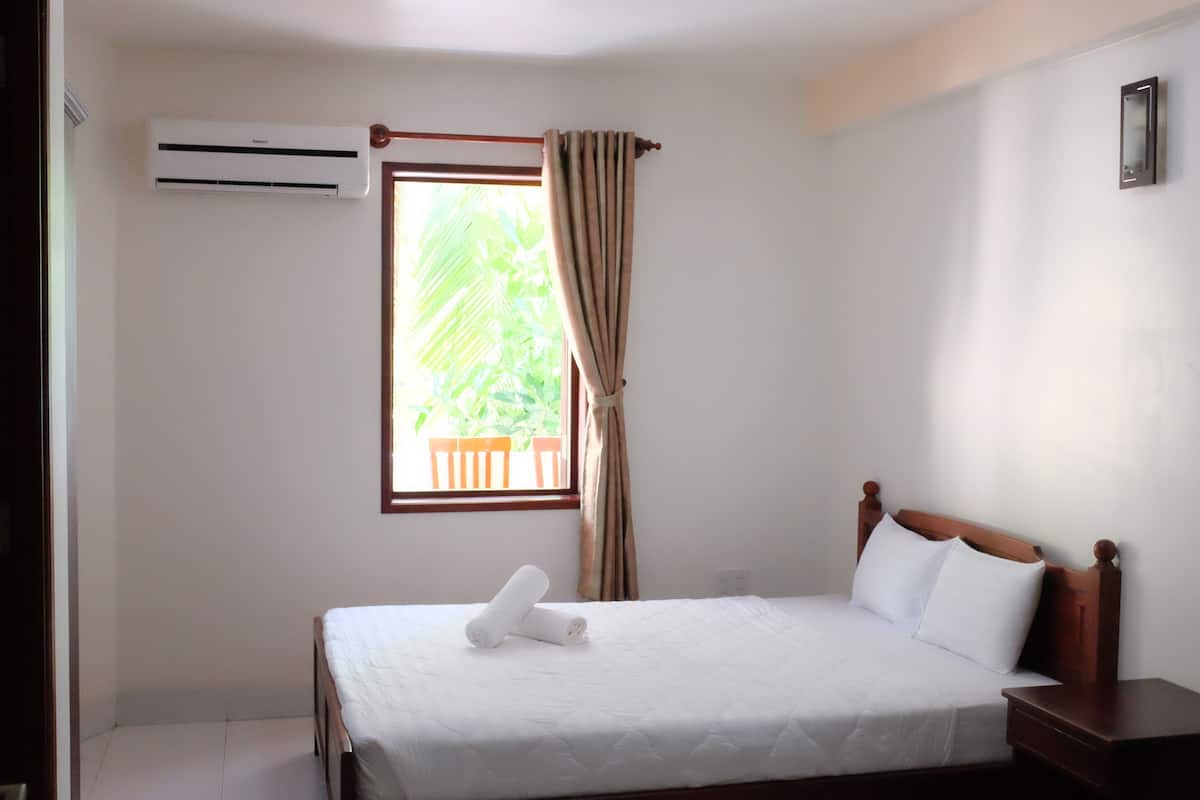 Double Room | Minibar, in-room safe, desk, blackout drapes