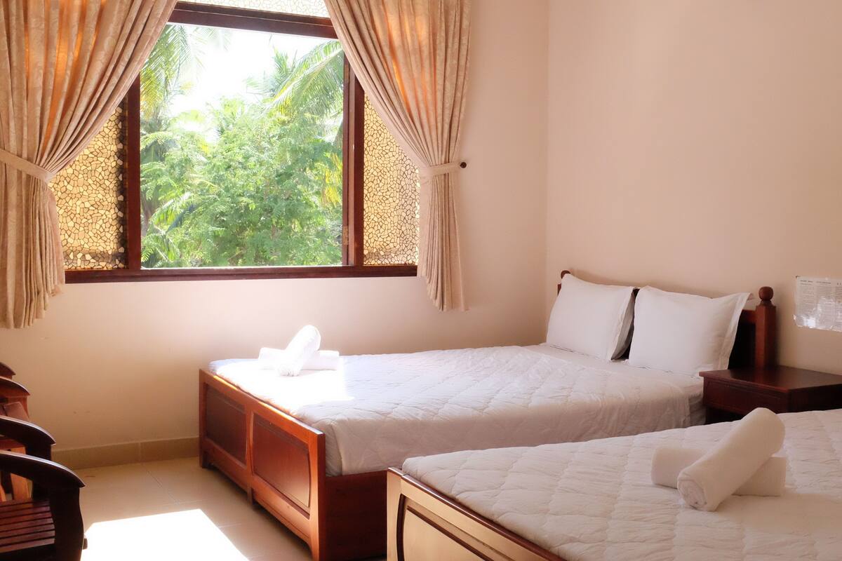 Quadruple Room | Minibar, in-room safe, desk, blackout drapes