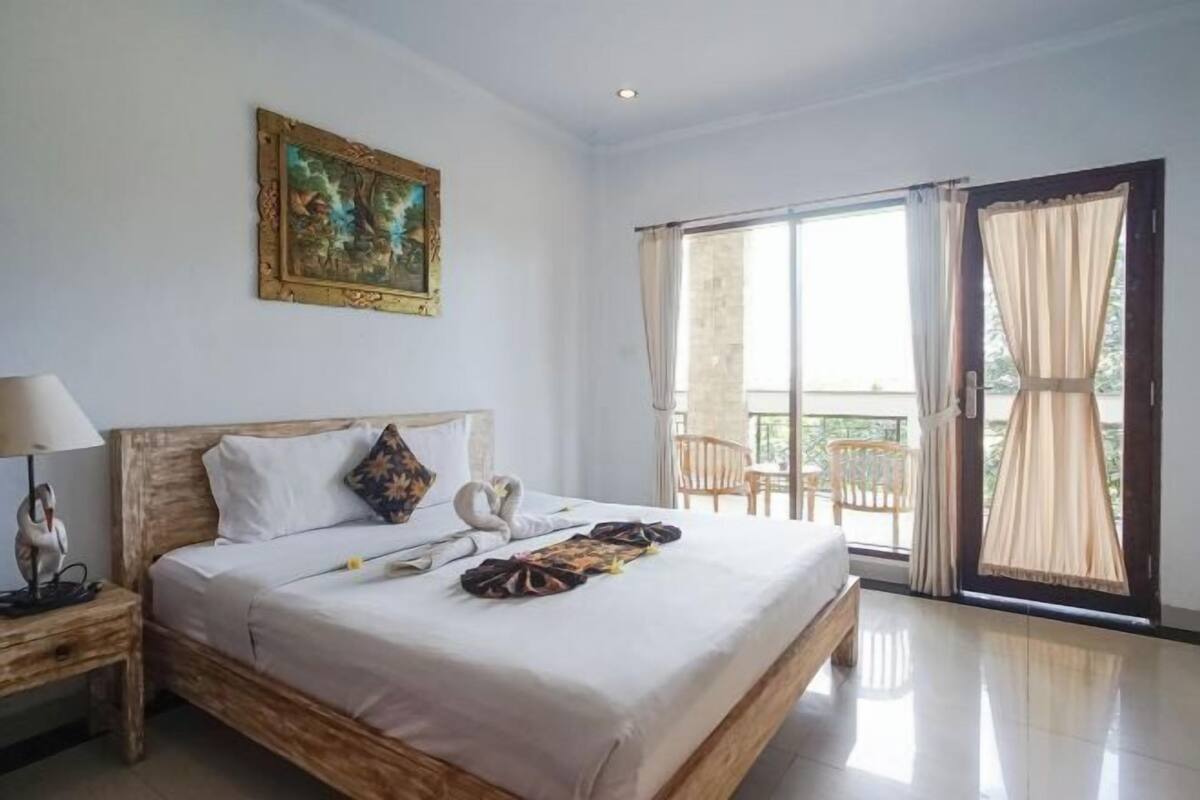 Minibar, desk, WiFi (free), bed sheets