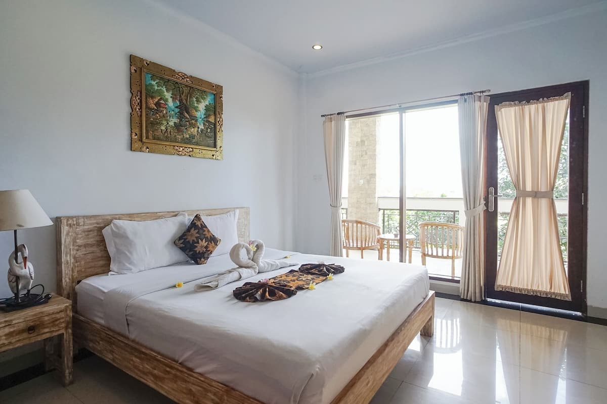 Minibar, desk, WiFi (free), bed sheets