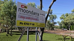 Señal para el alojamiento AAK Moondarra, con recepción las 24 horas, número de contacto y sitio web.