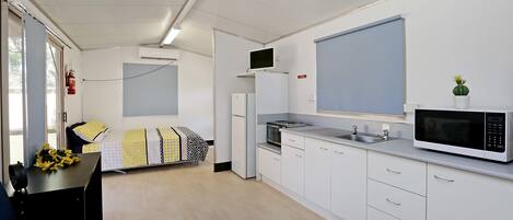 Family Cabin for 4 | Laptop workspace, free WiFi, bed sheets