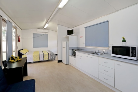 Family Cabin for 4 | Laptop workspace, free WiFi, bed sheets