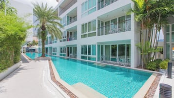 2 piscinas externas, funciona das 8h às 20h, guarda-sóis