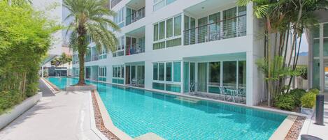 2 piscinas al aire libre, sombrillas, sillones reclinables de piscina