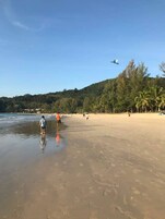 Una playa cerca, arena blanca, toallas de playa