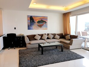 Familie penthouse, 3 slaapkamers, uitzicht op zee | Woonruimte | Een 32-inch televisie met satellietzenders