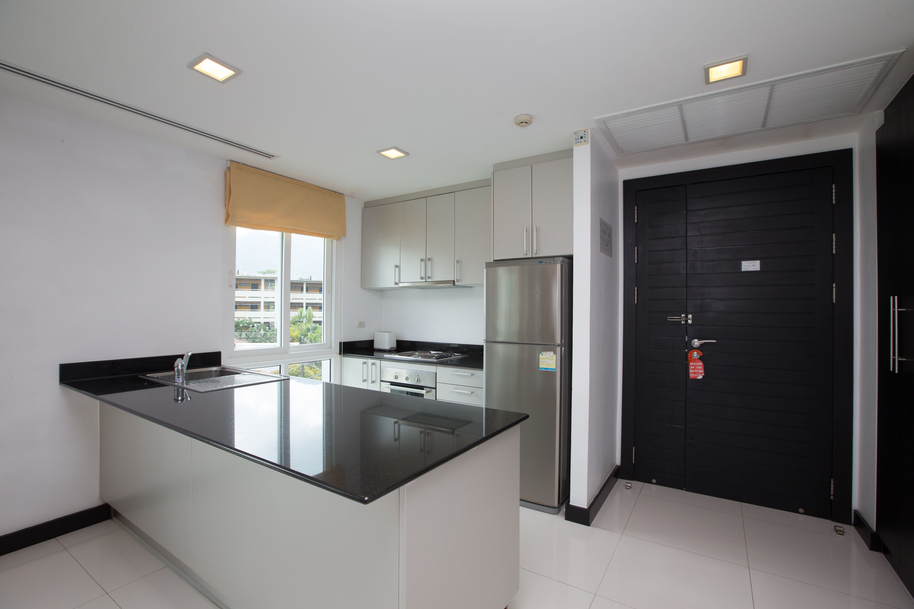 full-sized fridge, electric kettle, high chair