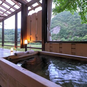 A hot spring bath area with wooden beams and a view of a mountainous landscape. - Takanosu Onsen Takanosukan (Sekikawa)