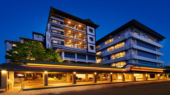 Front of property - evening/night - Yunokuni Tensyo (Kaga)