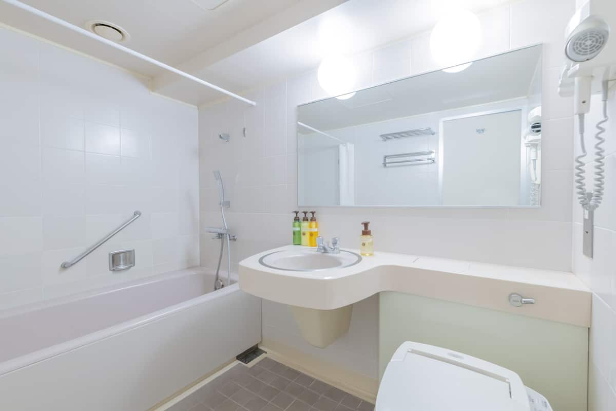 combined shower/bathtub, deep-soaking bathtub, free toiletries