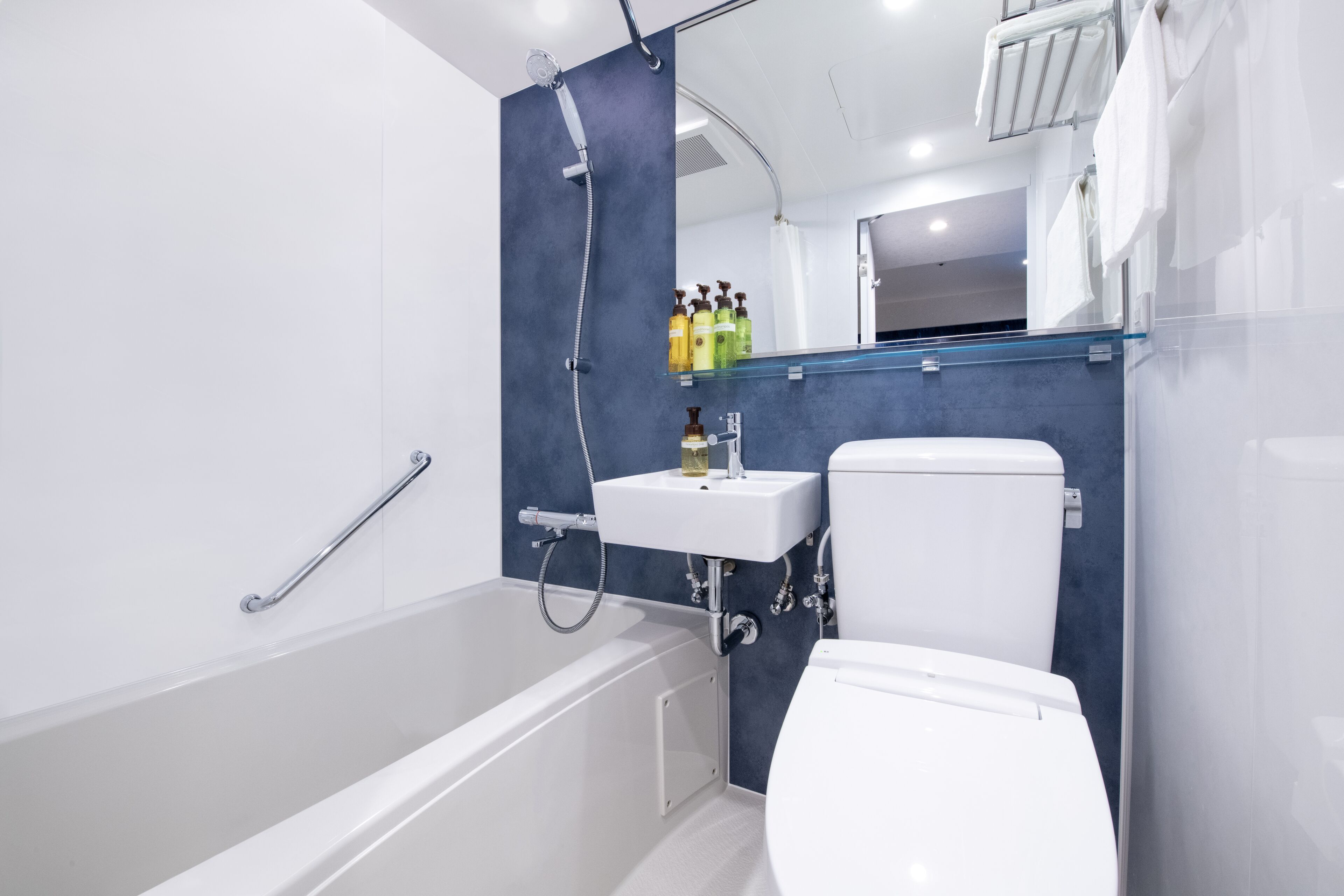 combined shower/bathtub, deep-soaking bathtub, free toiletries