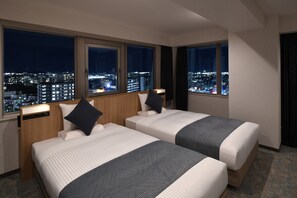 Quarto triplo, para não fumantes (Skytower) | Escrivaninha, Wi-Fi de cortesia, roupa de cama