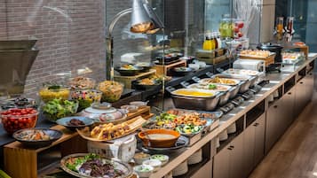 Daily buffet breakfast (JPY 1800 per person)