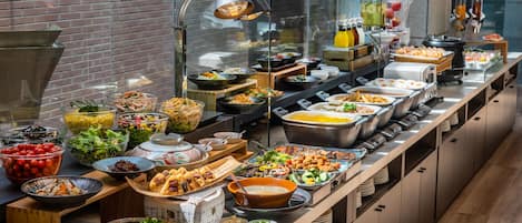 Petit déjeuner buffet (1800 JPY par personne)
