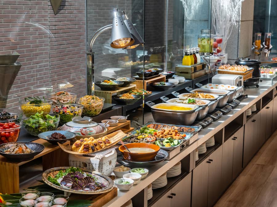 Daily buffet breakfast (JPY 1800 per person)