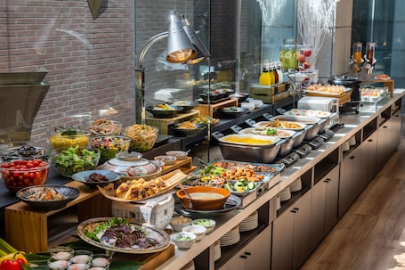 Daily buffet breakfast (JPY 1800 per person)