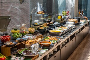 朝食 (ビュッフェ)、毎日提供 (1 名様 1800 JPY)