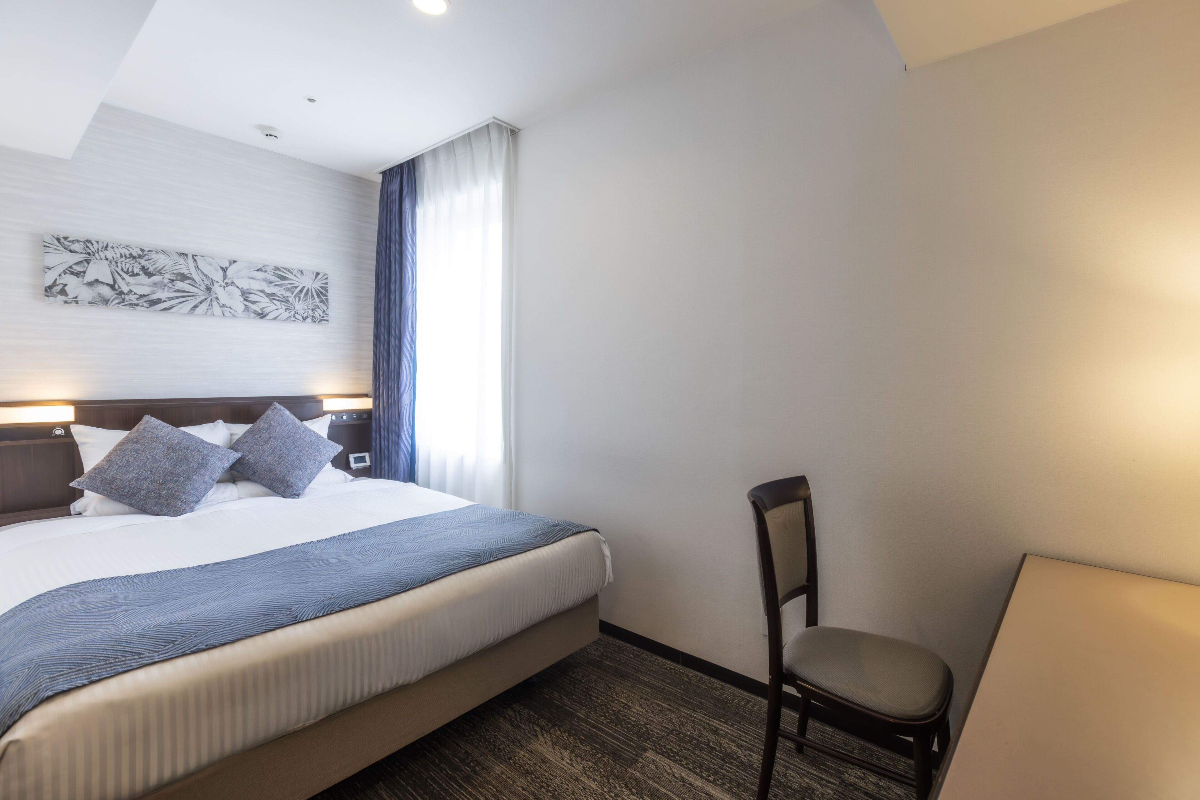 Escritorio, wifi gratis, ropa de cama