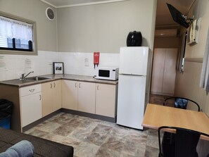 Superior-Suite, 1 Schlafzimmer, Nichtraucher, Kochnische | Eigene Kochnische | Großer Kühlschrank, Mikrowelle, Wasserkocher mit Kaffee-/Teezubehör