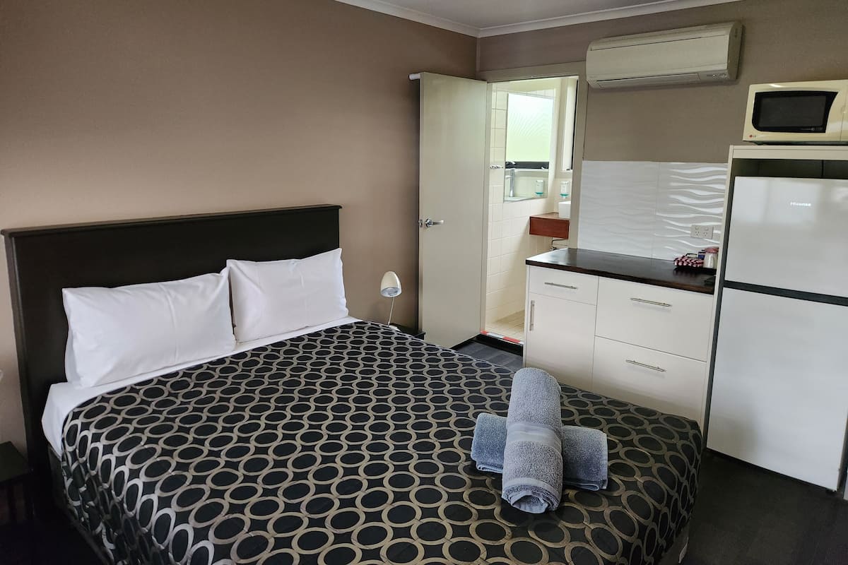Premium bedding, iron/ironing board, bed sheets