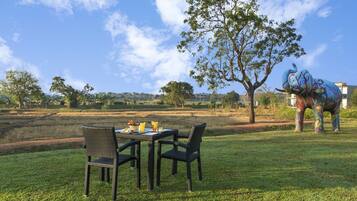 4 restaurants, breakfast, lunch, dinner served; international cuisine