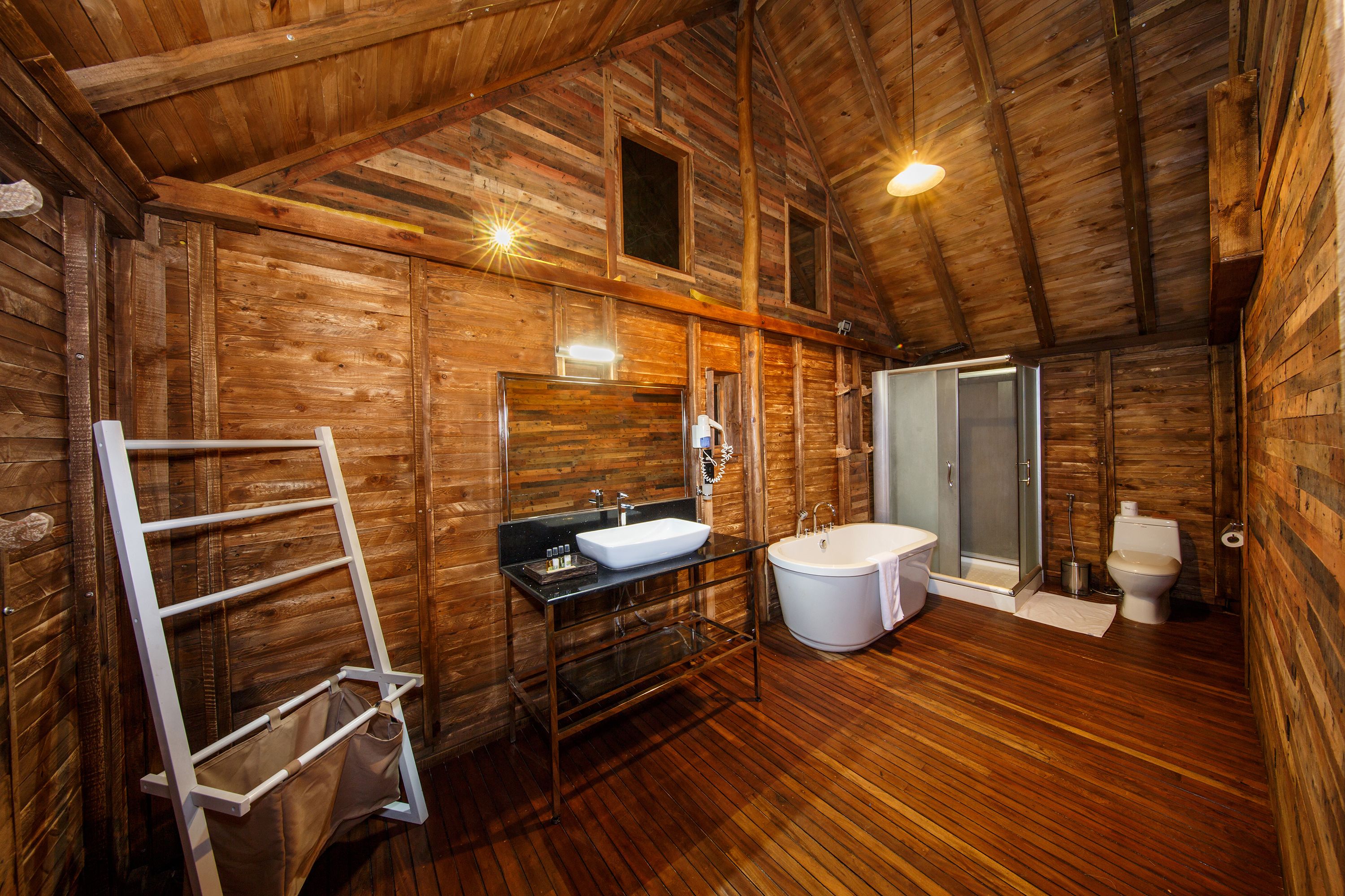 wooden chalet with free benefits | bathroom | combined shower/bathtub, deep-soaking bathtub, rainfall showerhead