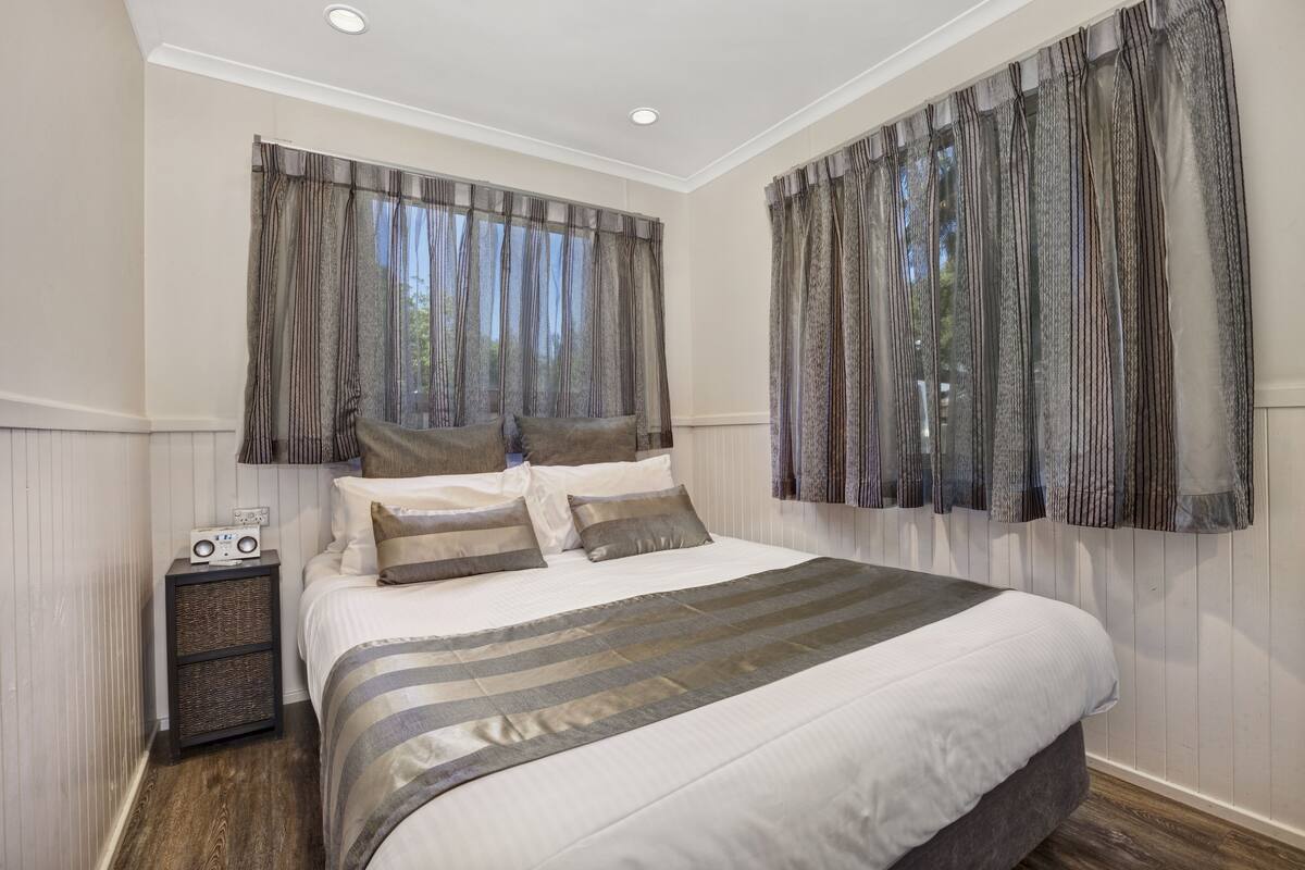 2 bedrooms, iron/ironing board, WiFi (free), bed sheets